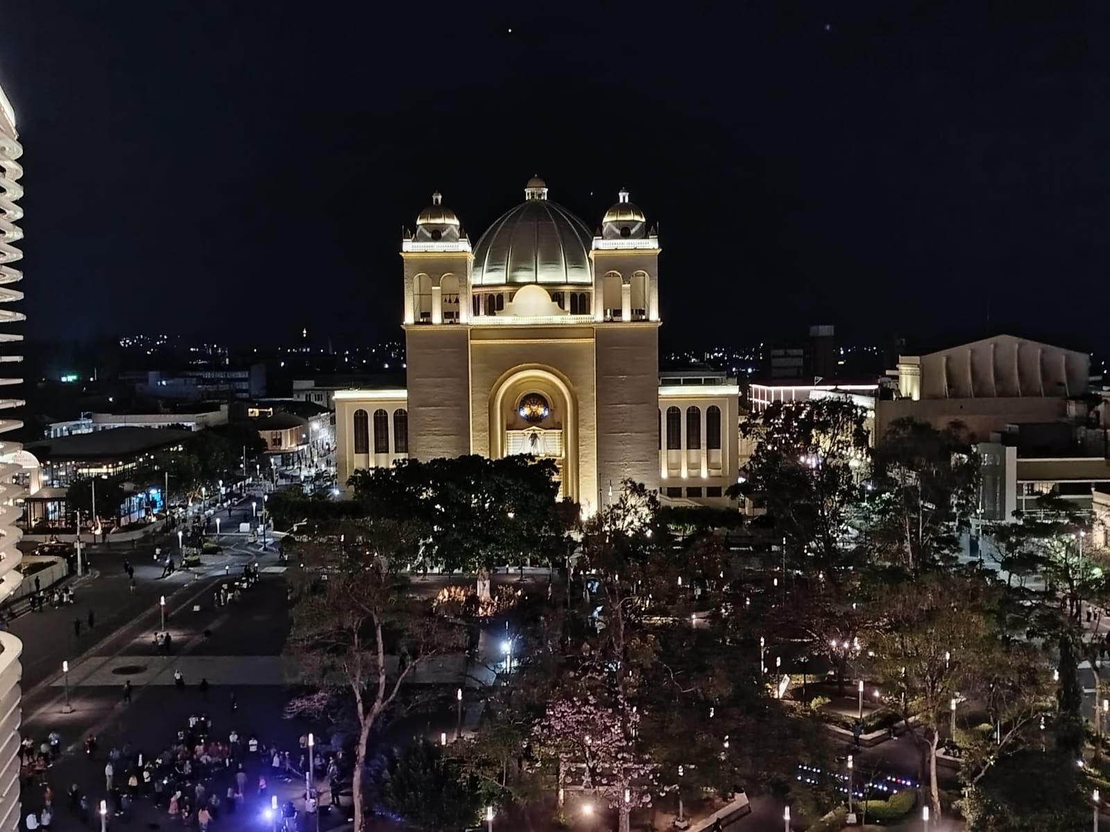 Catedral Metropolitana de San Salvador de noche: guía y qué ver en el Centro Histórico